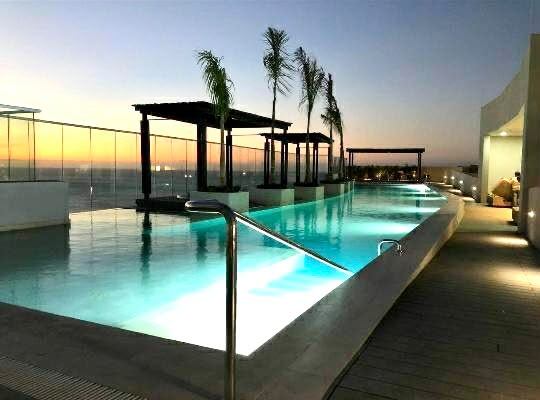 Piscina en altura al anochecer